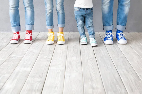 Pies de la gente en zapatillas de deporte de colores —  Fotos de Stock