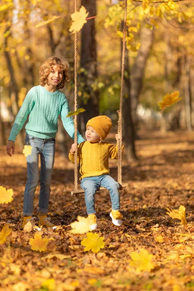 Niños felices jugando al aire libre en el parque de otoño — Foto de Stock