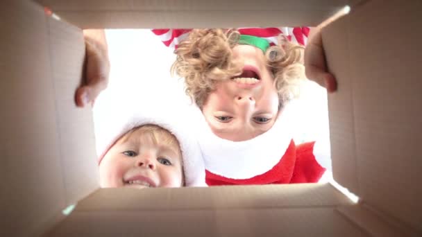 Niños Felices Mirando Dentro Caja Divertidos Niños Sorprendidos Desempaquetan Caja — Vídeos de Stock