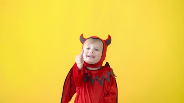 Niño Divertido Vestido Traje Del Diablo Contra Fondo Amarillo Feliz — Vídeos de Stock