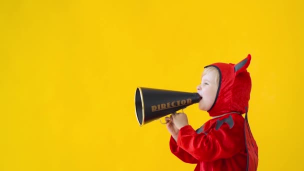 Grappig Kind Gekleed Duivel Kostuum Spreken Door Megaphone Halloween Vakantie — Stockvideo