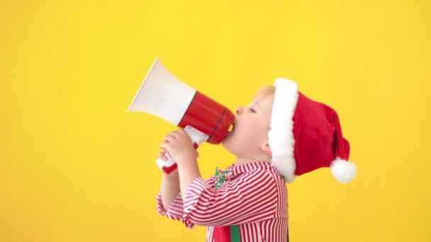 Gelukkig Kind Dragen Kerstmuts Gele Achtergrond Grappig Kid Schreeuwen Megaphone — Stockvideo