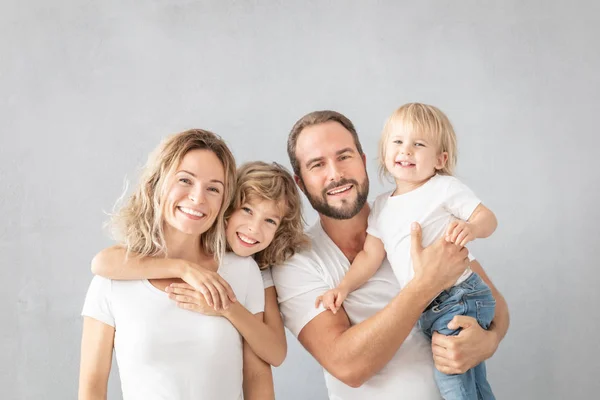 Pais com crianças se divertindo em casa — Fotografia de Stock