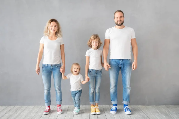幸福的家庭站在灰色背景 — 图库照片