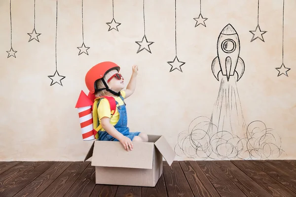 Niño jugando con cohete de juguete en casa — Foto de Stock