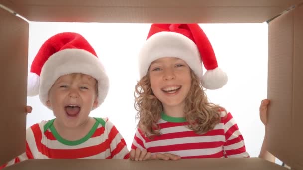 Niños Felices Mirando Dentro Caja Divertidos Niños Sorprendidos Desempaquetan Caja — Vídeo de stock