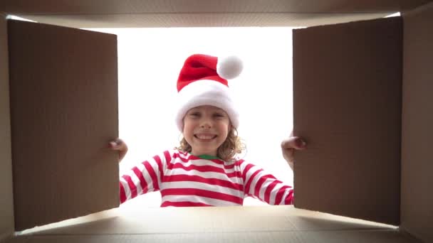 Feliz Niño Mirando Dentro Caja Divertida Chica Sorprendida Desempaca Caja — Vídeo de stock