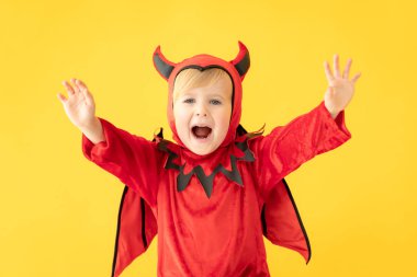 Mutlu çocuk Cadılar Bayramı kostümü giymiş