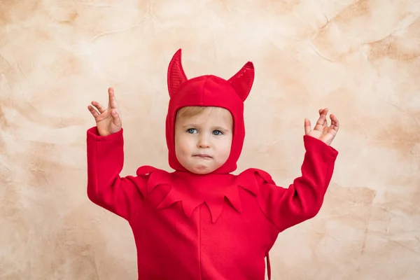 Gelukkig kind gekleed Halloween kostuum — Stockfoto