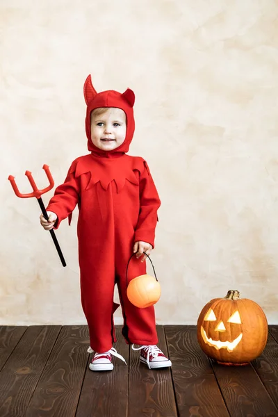 Criança feliz vestida fantasia de Halloween — Fotografia de Stock