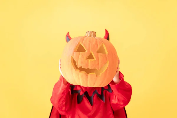Счастливый ребенок одет Хэллоуин костюм — стоковое фото