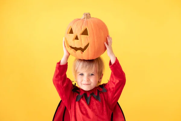 Niño feliz vestido disfraz de Halloween — Foto de Stock