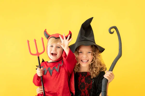 Bambini felici vestiti costume di Halloween — Foto Stock