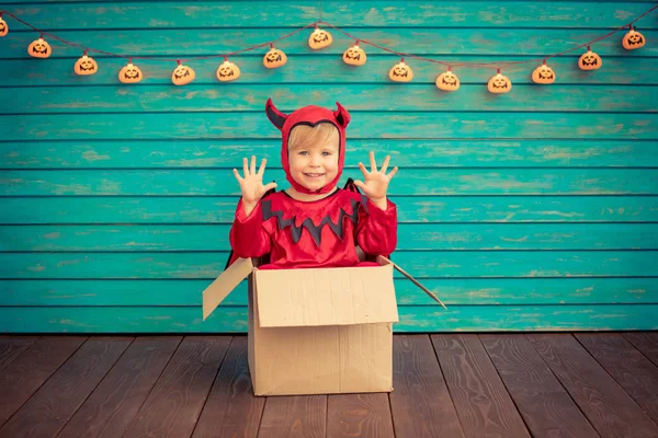 Criança feliz vestida fantasia de Halloween — Fotografia de Stock