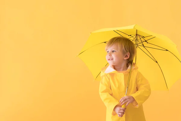 Gelukkig kind tegen gele achtergrond — Stockfoto