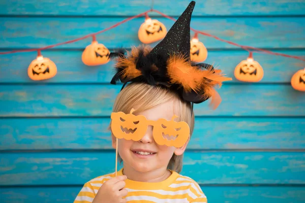 Szczęśliwego dziecka ubrany kostium na Halloween — Zdjęcie stockowe
