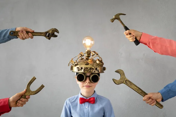 Enfant avec casque de réalité virtuelle jouet — Photo