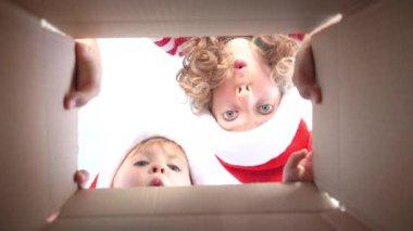 Sürpriz çocuklar Noel hediye kutusunu açmak