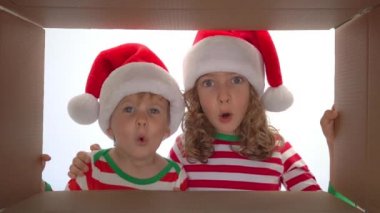 Sürpriz çocuklar Noel hediye kutusunu açmak