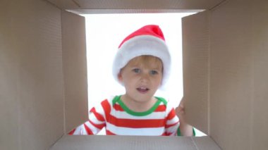 Sürpriz çocuk Noel hediye kutusu açmak