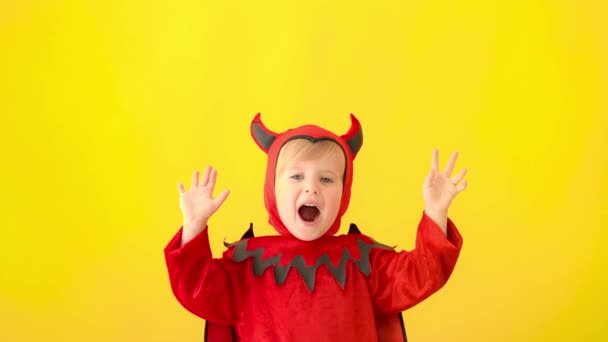 Felice bambino vestito costume di Halloween — Video Stock