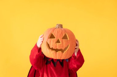 Mutlu çocuk Cadılar Bayramı kostümü giymiş