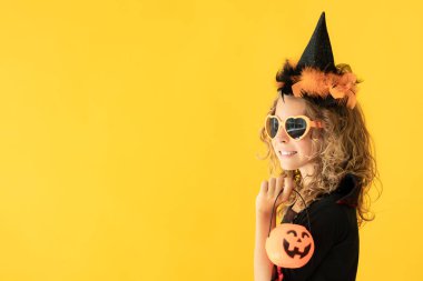 Güzel kız cadı kostümü giymiş