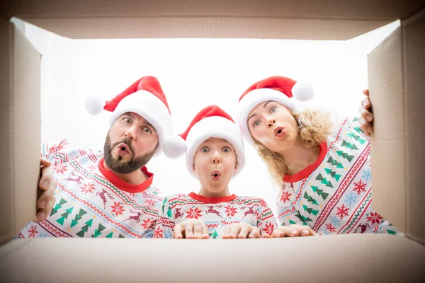 Verrast familie pak de doos van de gift van Kerstmis — Stockfoto