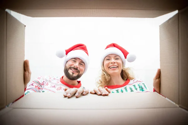 Sorpresa coppia disfare confezione regalo di Natale — Foto Stock