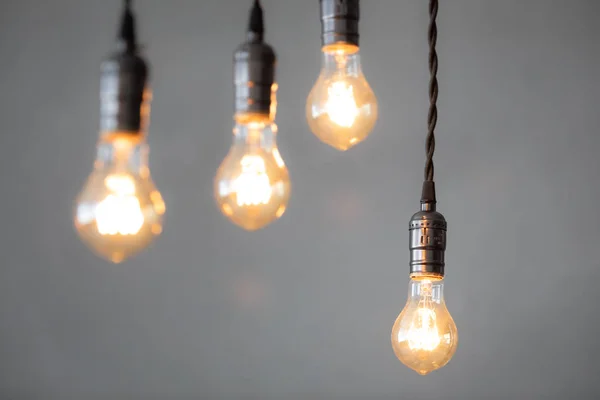 Idé koncept-glödlampor mot grå bakgrund — Stockfoto
