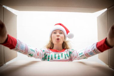 Sürpriz kadın Noel hediye kutusu açmak