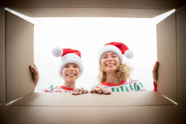 Sürpriz aile Noel hediye kutusu açmak — Stok fotoğraf