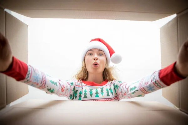 Überraschte Frau packt Weihnachtsgeschenkschachtel aus — Stockfoto