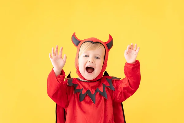 Glückliches Kind im Halloween-Kostüm — Stockfoto