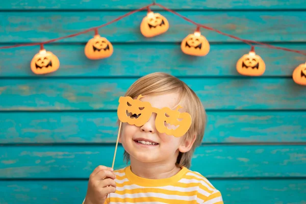 Šťastné dítě oblečené halloweenský kostým — Stock fotografie