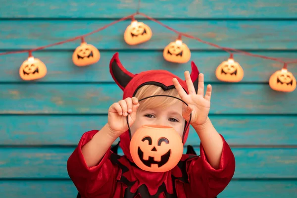 Mutlu çocuk Cadılar Bayramı kostümü giymiş — Stok fotoğraf