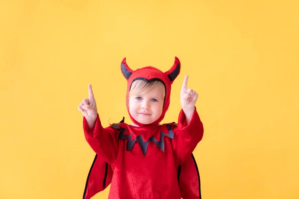 Criança feliz vestida fantasia de Halloween — Fotografia de Stock