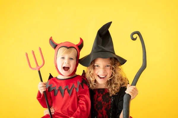 Crianças felizes vestidas trajes de Halloween — Fotografia de Stock