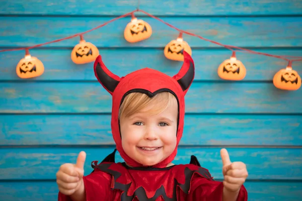 Glückliches Kind im Halloween-Kostüm — Stockfoto