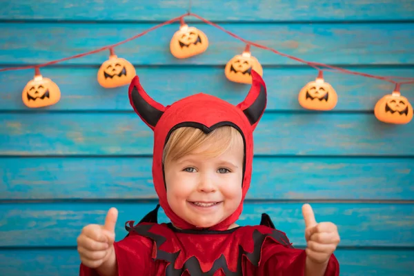 Criança feliz vestida fantasia de Halloween — Fotografia de Stock