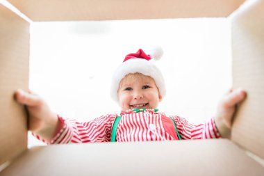 Sürpriz çocuk Noel hediye kutusu açmak