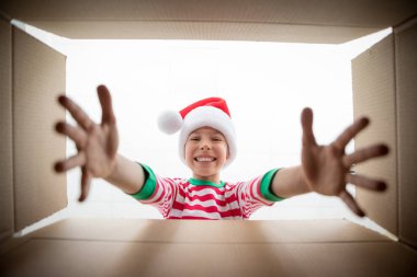 Sürpriz çocuk Noel hediye kutusu açmak