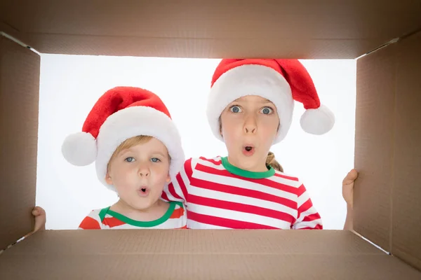 Έκπληξη τα παιδιά ξεπακετάρει Χριστουγεννιάτικο κουτί δώρων — Φωτογραφία Αρχείου