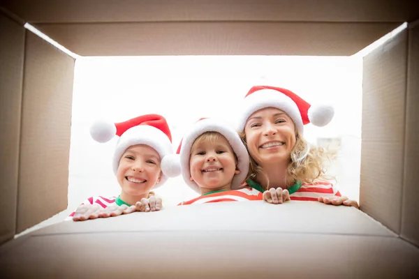 Familia sorprendida desempaquetar caja de regalo de Navidad —  Fotos de Stock