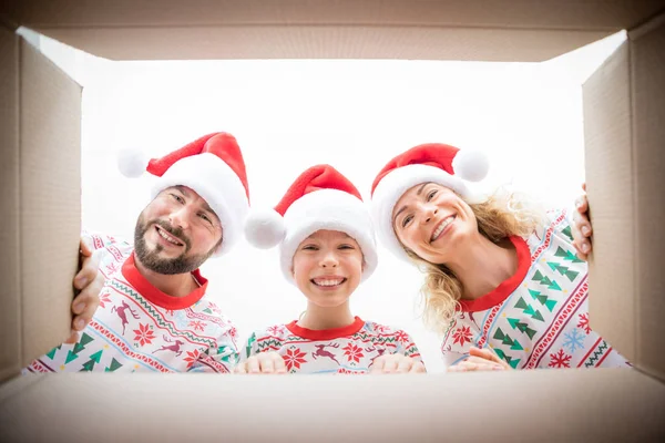 Sürpriz aile Noel hediye kutusu açmak — Stok fotoğraf