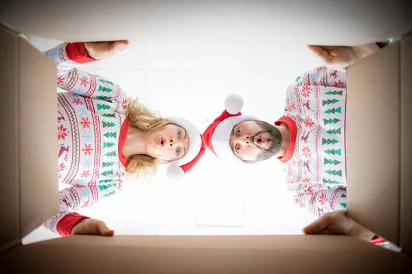Удивлённая пара распаковывает рождественские подарки — стоковое фото