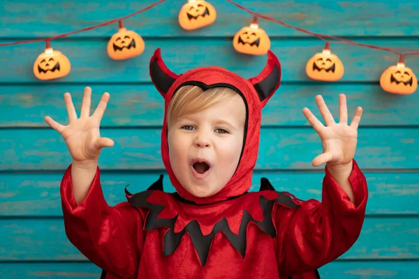 Criança feliz vestida fantasia de Halloween — Fotografia de Stock