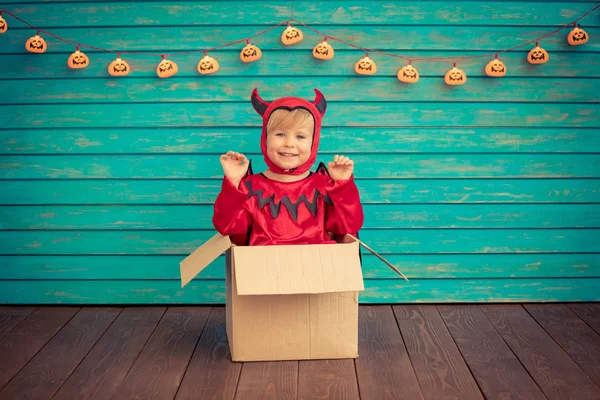 Boldog gyermek öltözött Halloween jelmez — Stock Fotó