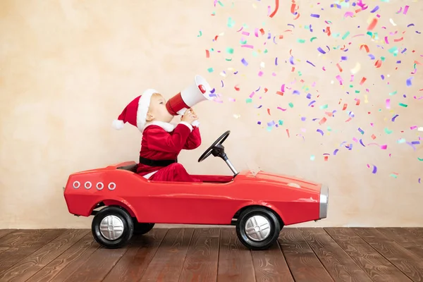 Gelukkig kind gekleed kerstman kostuum spelen thuis — Stockfoto