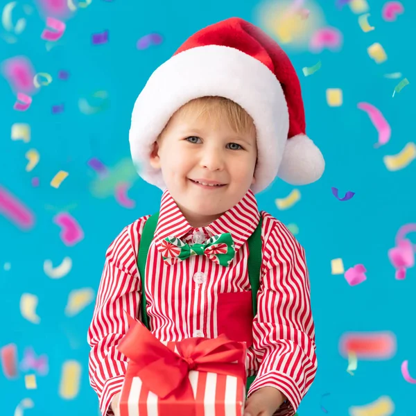 クリスマスプレゼントを持つ幸せな子供の肖像 — ストック写真